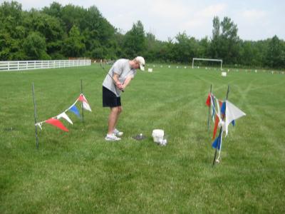 putting contest contestant at community day